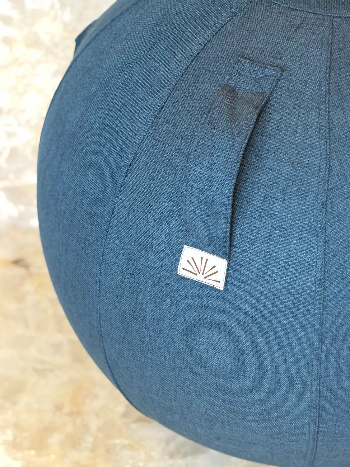 detalle de la funda de tela de la pelota de pilates Vital Balance