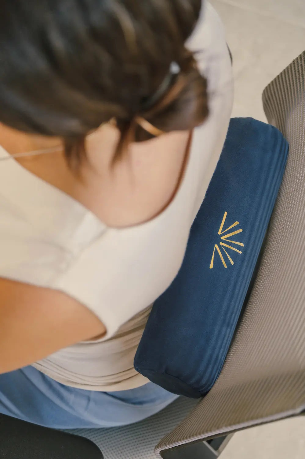 cojín ergonómico Axis Roll azul marino apoyado en la zona baja de la espalda