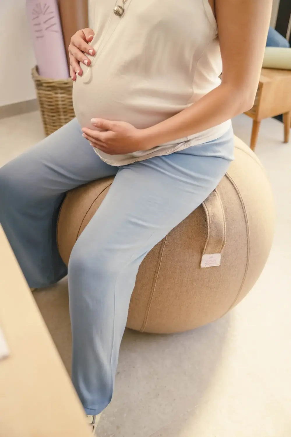 mujer haciendo ejercicios de pilates con pelota fitball en casa